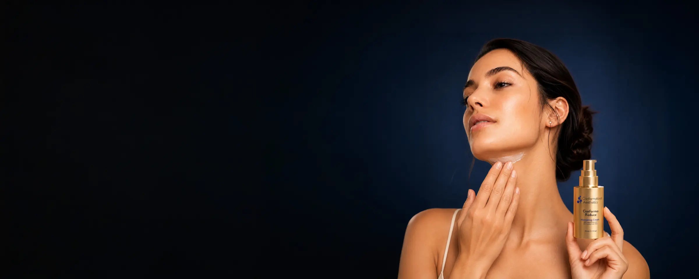 Woman applying Conforma Reduce neck firming and hydrating cream while holding the Conforma Reduce skincare bottle, showcasing an anti-aging neck care routine.
